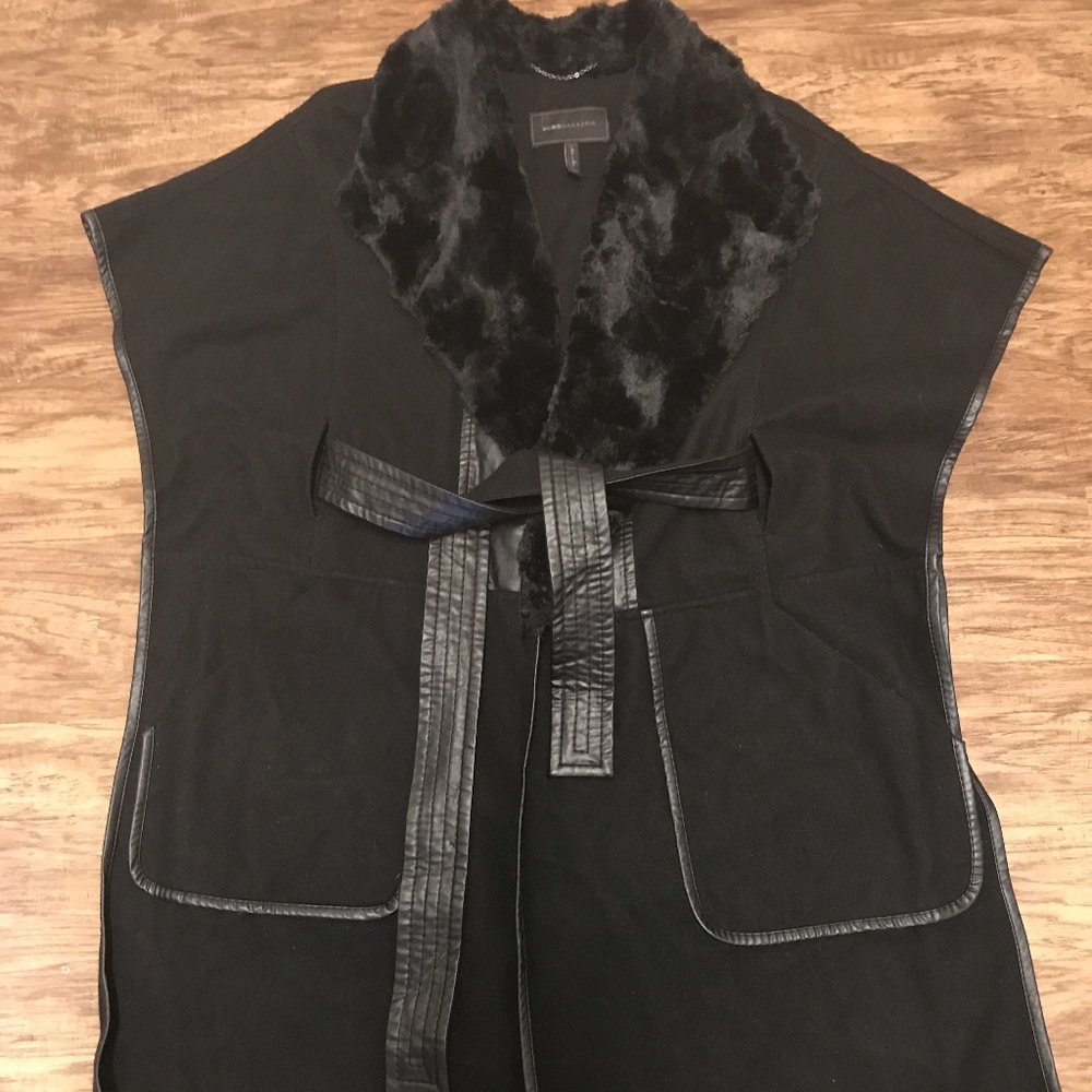BCBGMAXAZRIA Black wool cape w/ fur collar